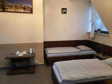Фото номера Трехместный номер с собственной ванной комнатой Хостелы Hostel Byków Wrocławska г. Długołęka 9