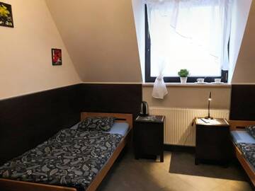 Фото номера Просторный двухместный номер с 2 отдельными кроватями Хостелы Hostel Byków Wrocławska г. Długołęka 9