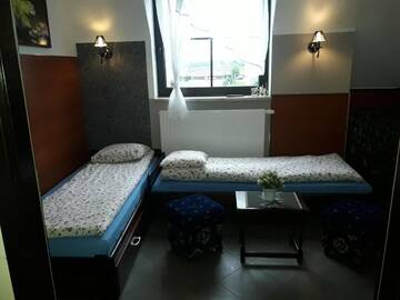Фото номера Трехместный номер с собственной ванной комнатой Хостелы Hostel Byków Wrocławska г. Długołęka 9