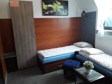 Фото номера Трехместный номер с собственной ванной комнатой Хостелы Hostel Byków Wrocławska г. Długołęka 10