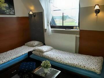 Фото номера Трехместный номер с собственной ванной комнатой Хостелы Hostel Byków Wrocławska г. Długołęka 2