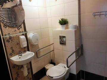 Фото номера Четырехместный номер с собственной ванной комнатой Хостелы Hostel Byków Wrocławska г. Długołęka 3