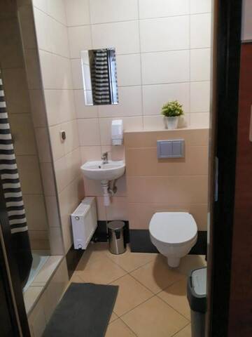 Фото номера Трехместный номер с собственной ванной комнатой Хостелы Hostel Byków Wrocławska г. Długołęka 4