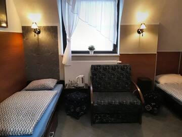 Фото номера Трехместный номер с собственной ванной комнатой Хостелы Hostel Byków Wrocławska г. Długołęka 3