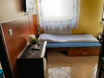 Фото номера Четырехместный номер с собственной ванной комнатой Хостелы Hostel Byków Wrocławska г. Długołęka 6