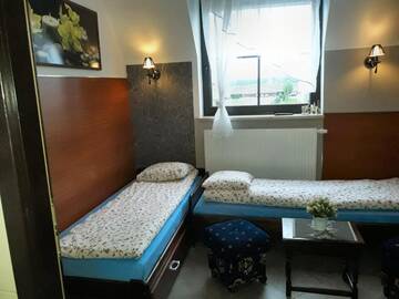 Фото номера Трехместный номер с собственной ванной комнатой Хостелы Hostel Byków Wrocławska г. Długołęka 6