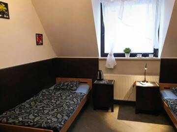 Фото номера Просторный двухместный номер с 2 отдельными кроватями Хостелы Hostel Byków Wrocławska г. Długołęka 6