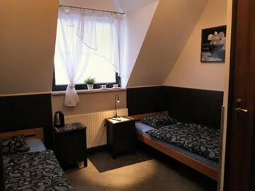 Фото номера Просторный двухместный номер с 2 отдельными кроватями Хостелы Hostel Byków Wrocławska г. Długołęka 4